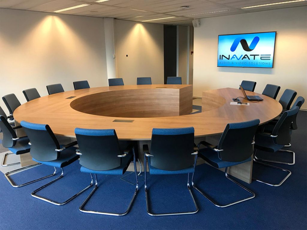 Professionele audio apparatuur inclusief versterker, microfoon en mixer voor videoconferencing en geluidsinstallaties