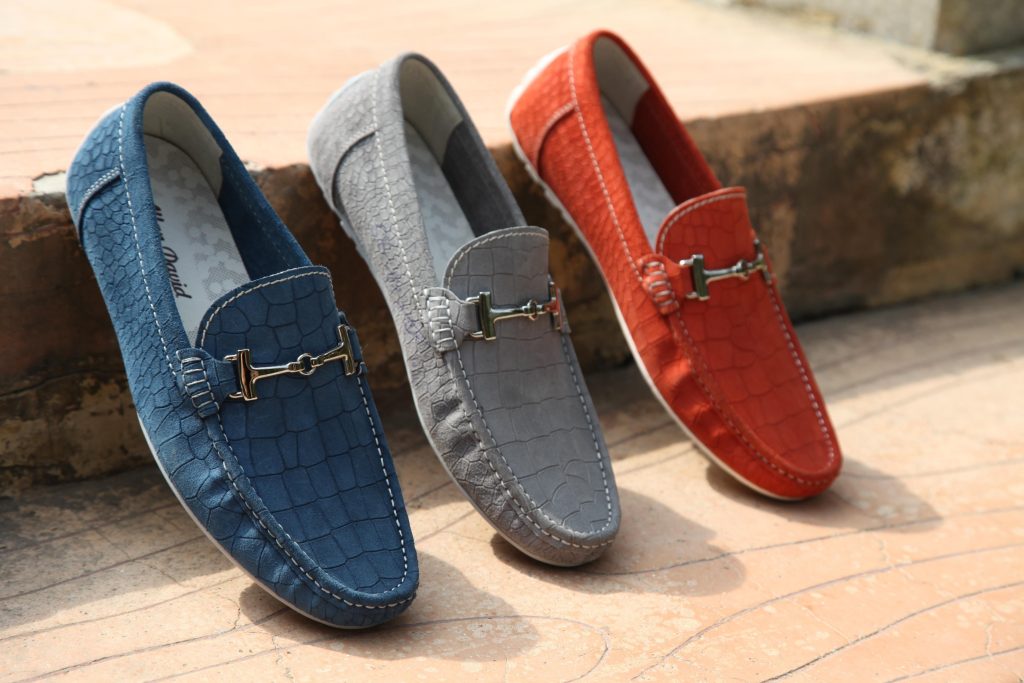 Selectie kleurrijke schoenen in verschillende kleuren waaronder rode, blauwe en paarse varianten