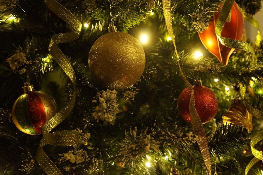 Verschillende vormen en maten kunstkerstbomen in Amersfoort, van kleine tot grote bomen met diverse decoraties en materialen.
