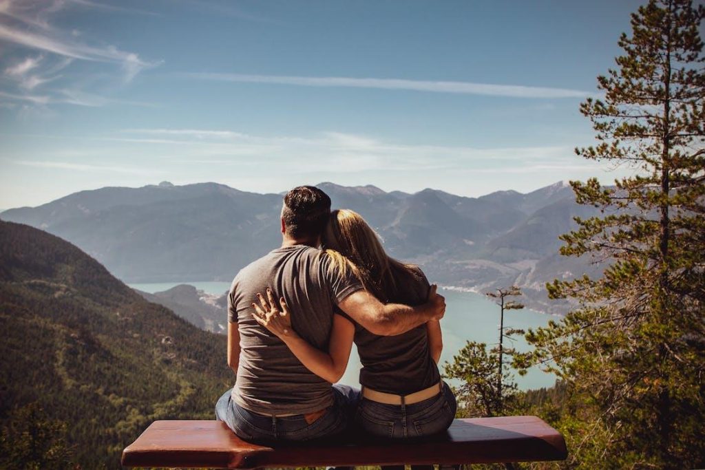 Over ons Couple enjoying sunset during hot air balloon ride - bucketlist ideeën voor partners