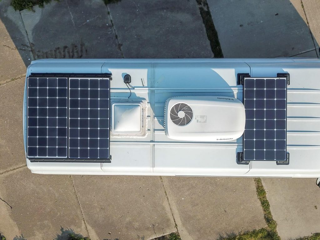 Zonnepaneel camper op dak geïnstalleerd voor duurzame energieopwekking onderweg