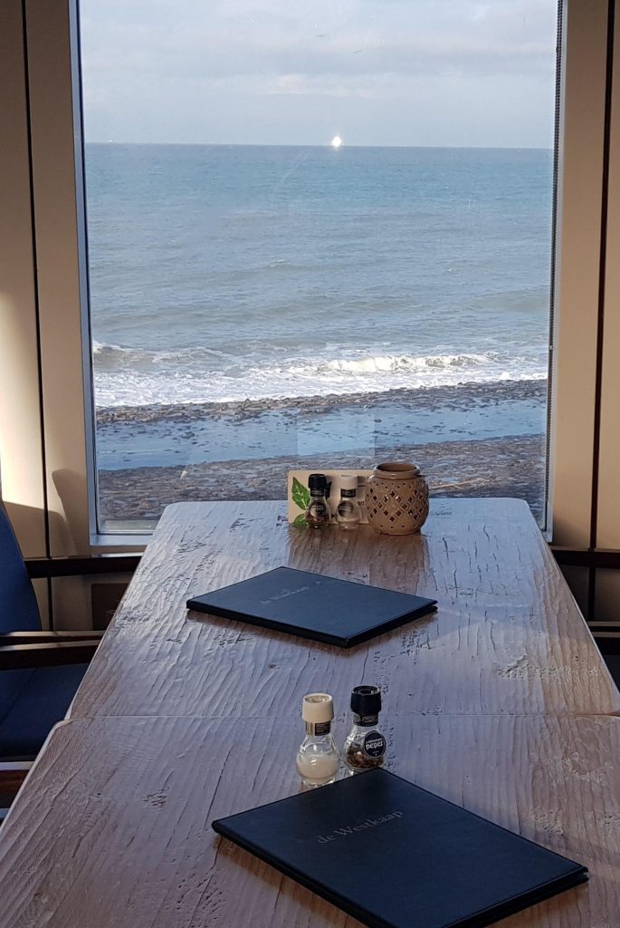Restaurant De Westkaap in Westkapelle met uitzicht op het strand en de Noordzee