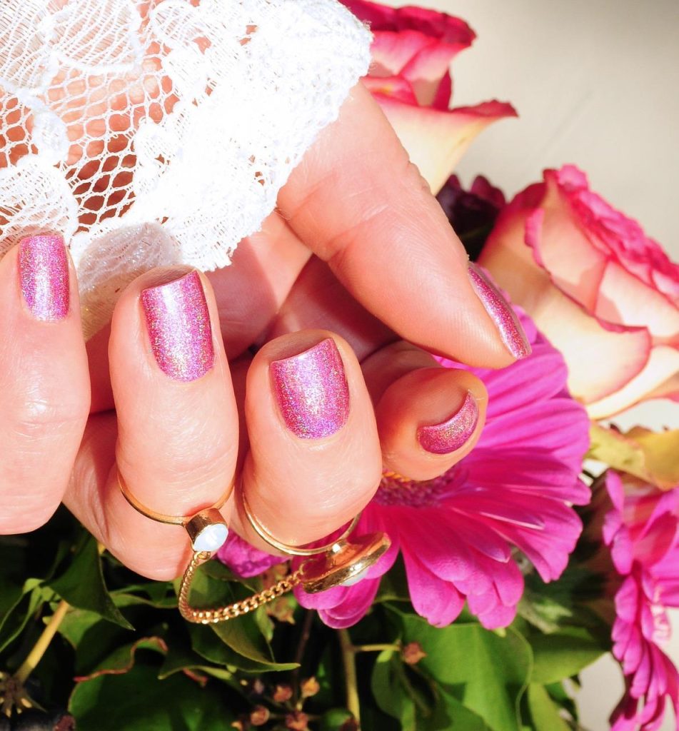 Stap-voor-stap illustratie: hoe polygel wordt aangebracht op nagels met mallen en LED-lamp uitharding