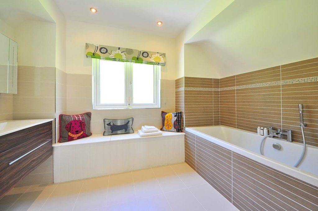 Inspiratie voor het verbouwen van je badkamer met moderne tegels en sanitair, inclusief handige opbergoplossingen