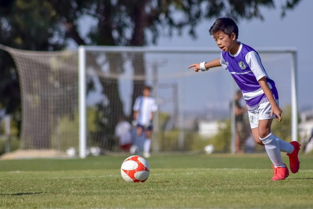 Verschillende soorten voetbalgoals met netten, geschikt voor wedstrijden en training op het voetbalveld
