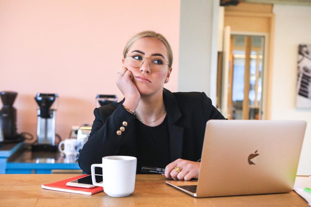 Visuele weergave van symptomen van een burn-out inclusief vermoeidheid, concentratieverlies en motivatieverlies