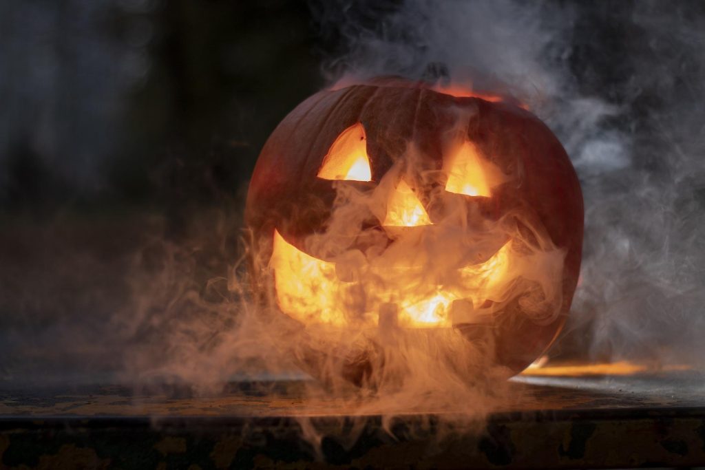 Halloween-sfeer met rookmachines en hazers die dikke rookwolken en neveleffecten creëren
