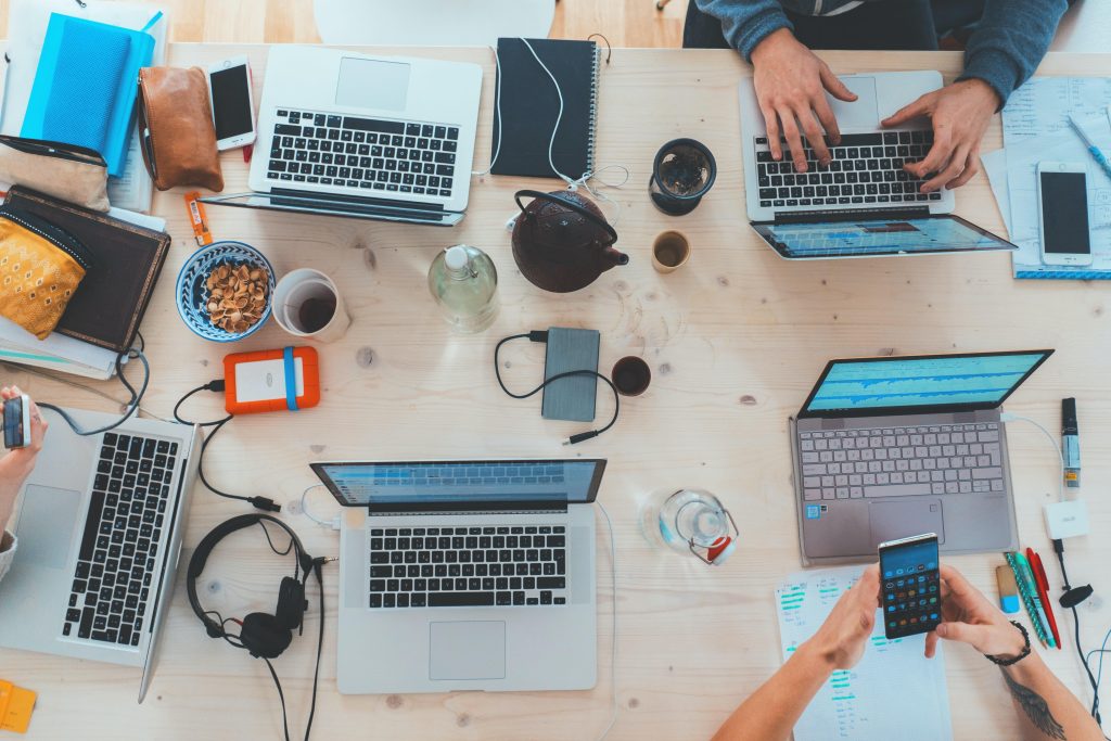 Debugged team werkt aan mobiele app ontwikkeling met moderne technologie