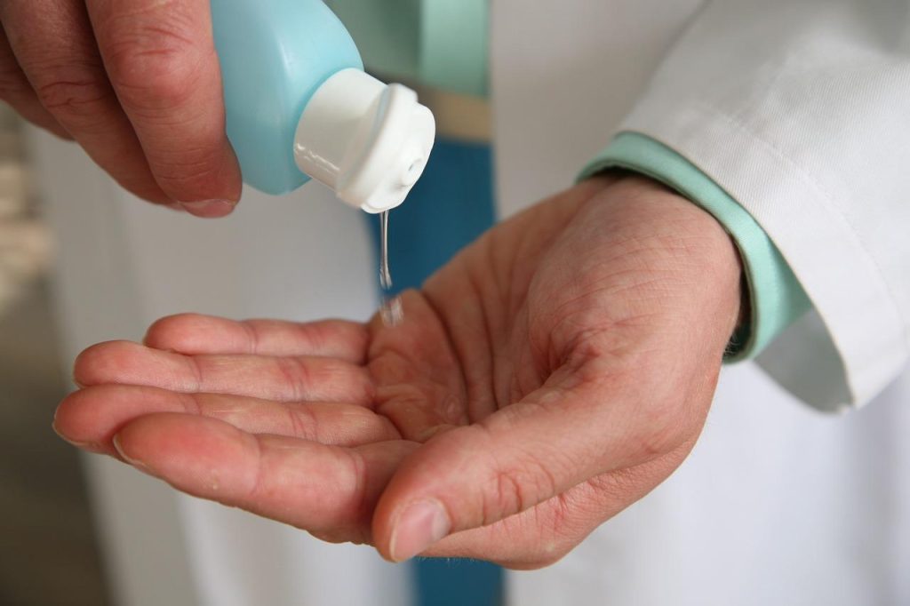 Hygiënische handeling tijdens cursus verpleegtechnische vaardigheden training