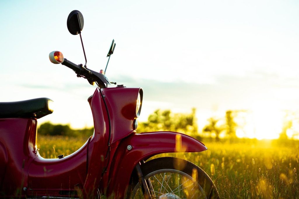 Verschillende soorten scootersloten zoals beugelslot, U-slot en schijfremslot voor optimale beveiliging van je scooter