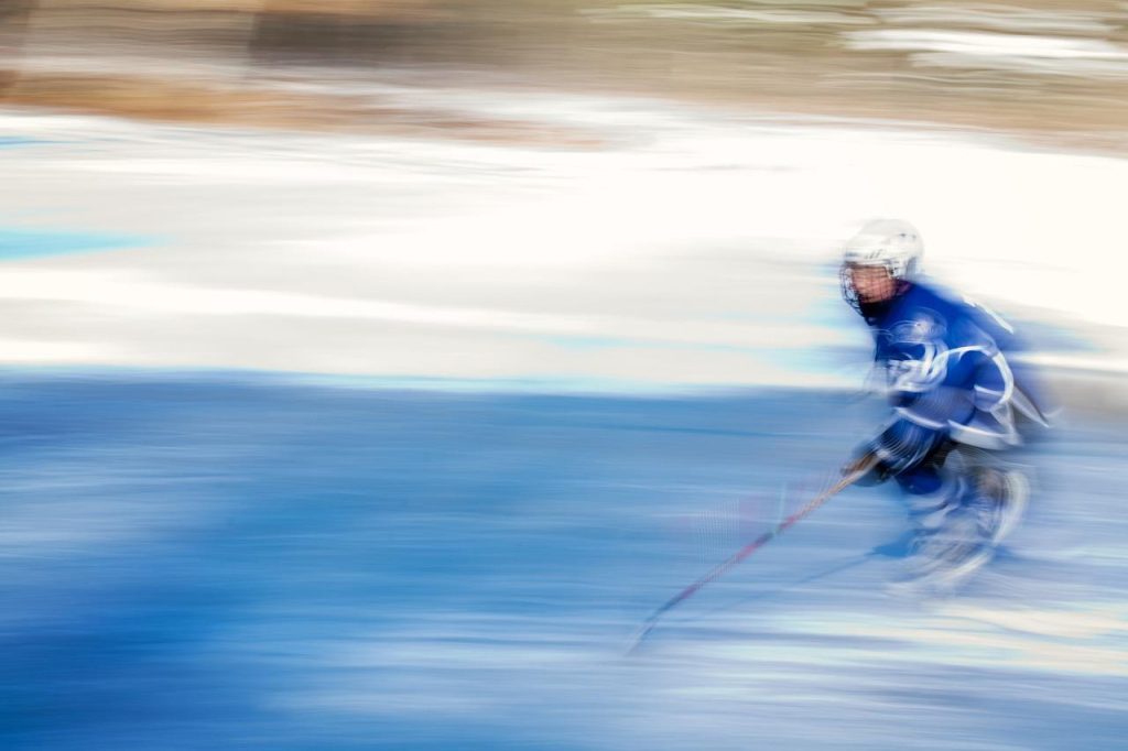 Airhockeytafel met twee spelers en puck, klaar voor het spel