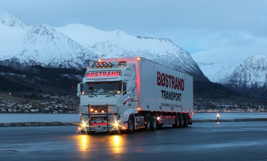 Vergelijking transportrollen en traditionele transportsystemen in material handling en logistiek