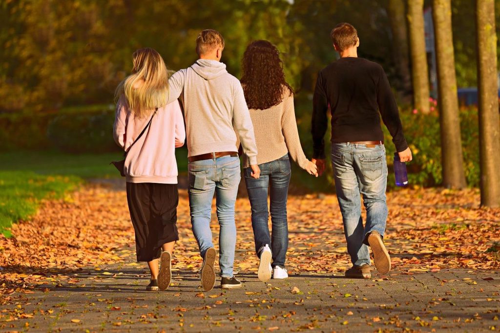 Familie die milieuvriendelijk een dagje weg gaat met duurzaam vervoer en openbaar vervoer