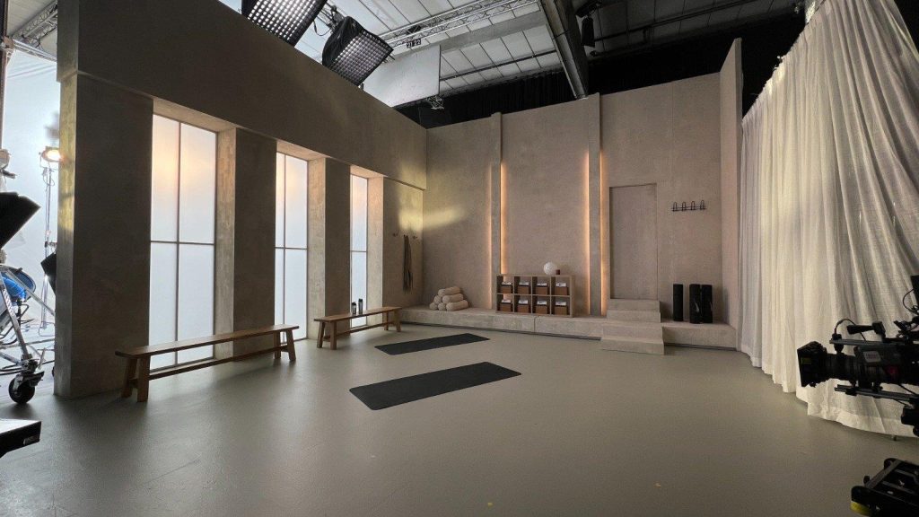 Decorbouw project in Amsterdam: professioneel ontworpen decoratie voor winkelruimte met aandacht voor detail en merkbeleving