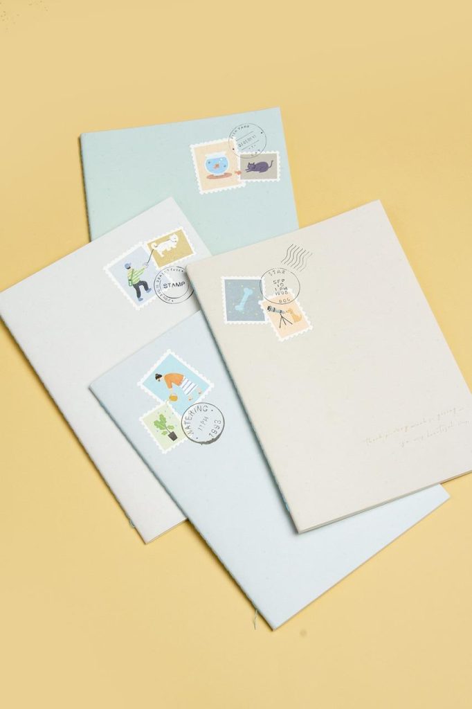 Kleurrijke uitnodigingen maken met creatieve designs en persoonlijke details voor een feestelijke sfeer