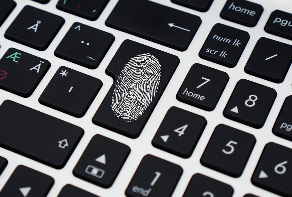 Visuele vergelijking van data pseudonimisatie versus data anonimisatie met sleutels en codes ter illustratie van het verschil