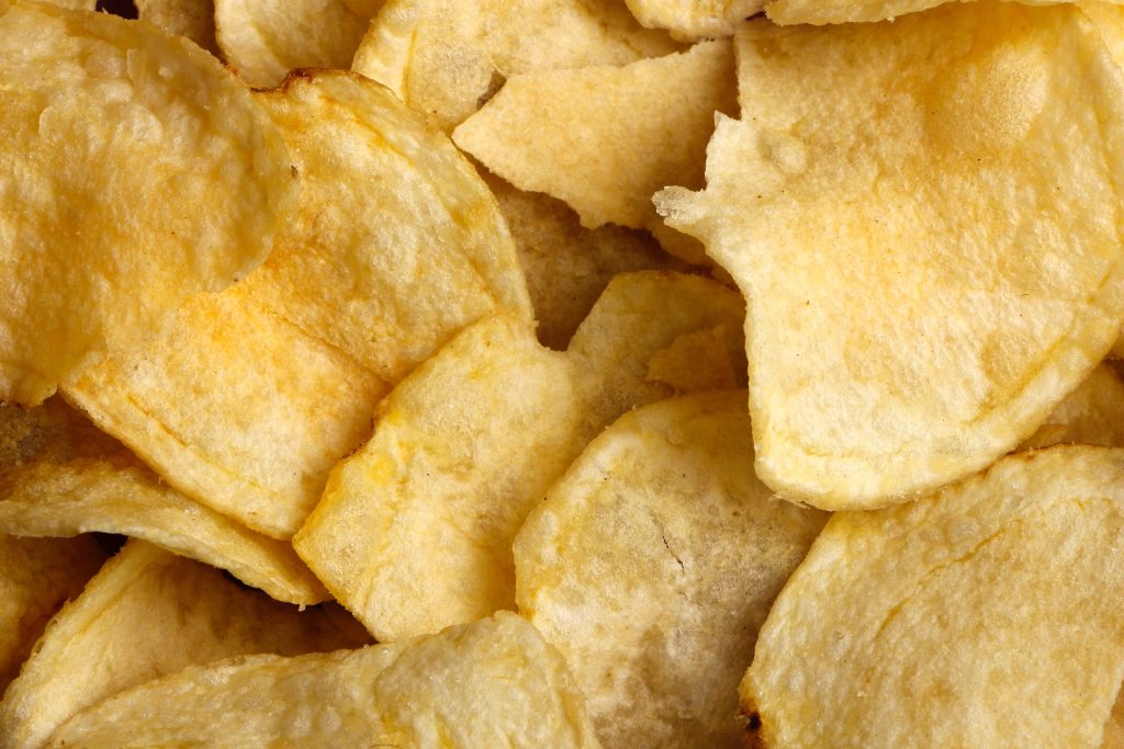 Boerderij Chips aardappelchips gebakken in zonnebloemolie, gemaakt van lokale aardappelen met authentieke smaak