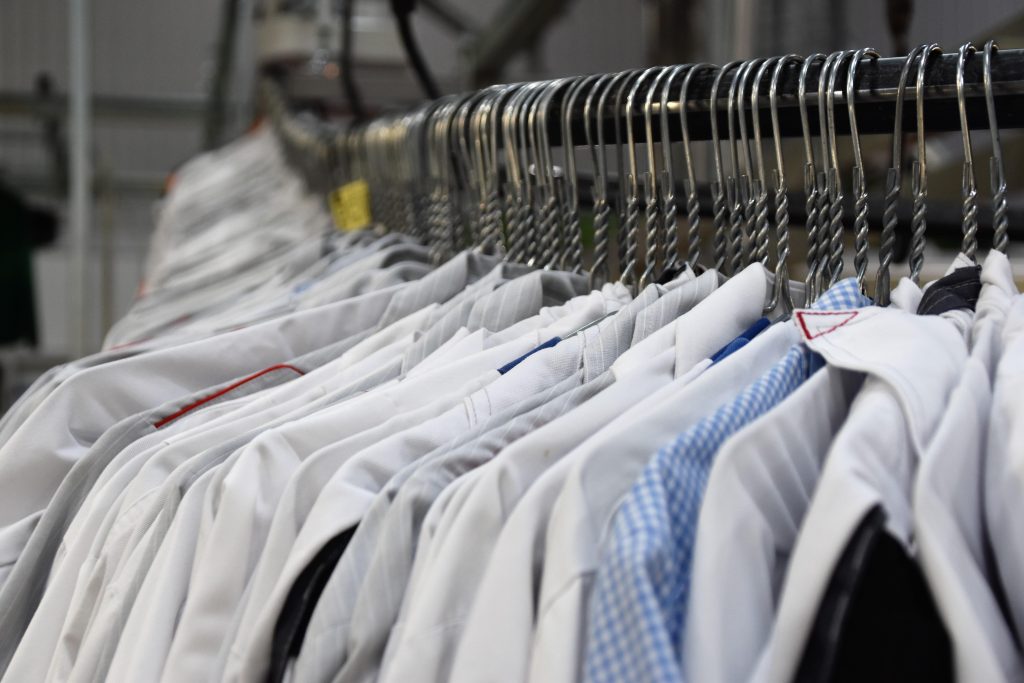 Pamba Textielreiniging specialisten behandelen kostbare kledingstukken met zorg voor textielreiniging in Amsterdam