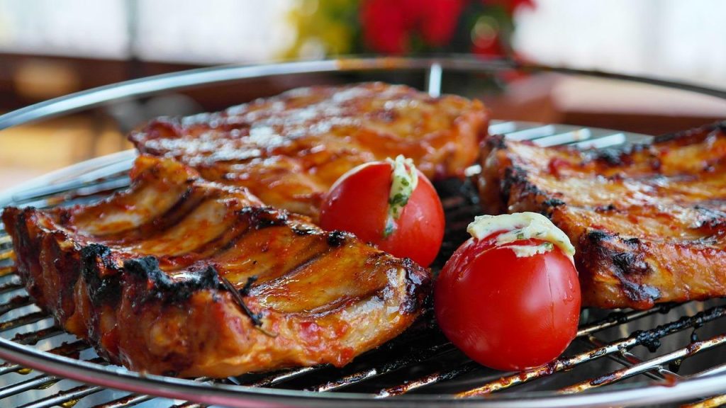 Seizoensgebonden BBQ met seizoensgebonden vleessoorten en kruiden voor elk jaargetijde