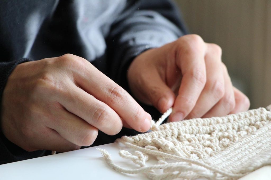 Macramé touw creatief gebruikt voor het knopen van decoratieve patronen en handgemaakte projecten