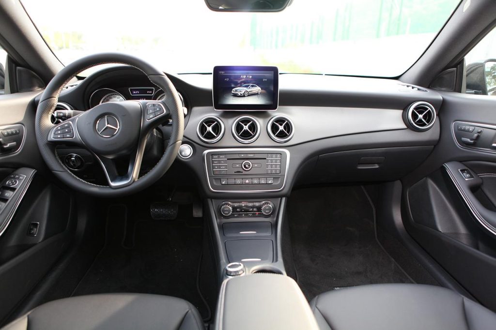 Jonge bestuurder volgt automaat autorijlessen in een moderne auto met automatische versnellingsbak