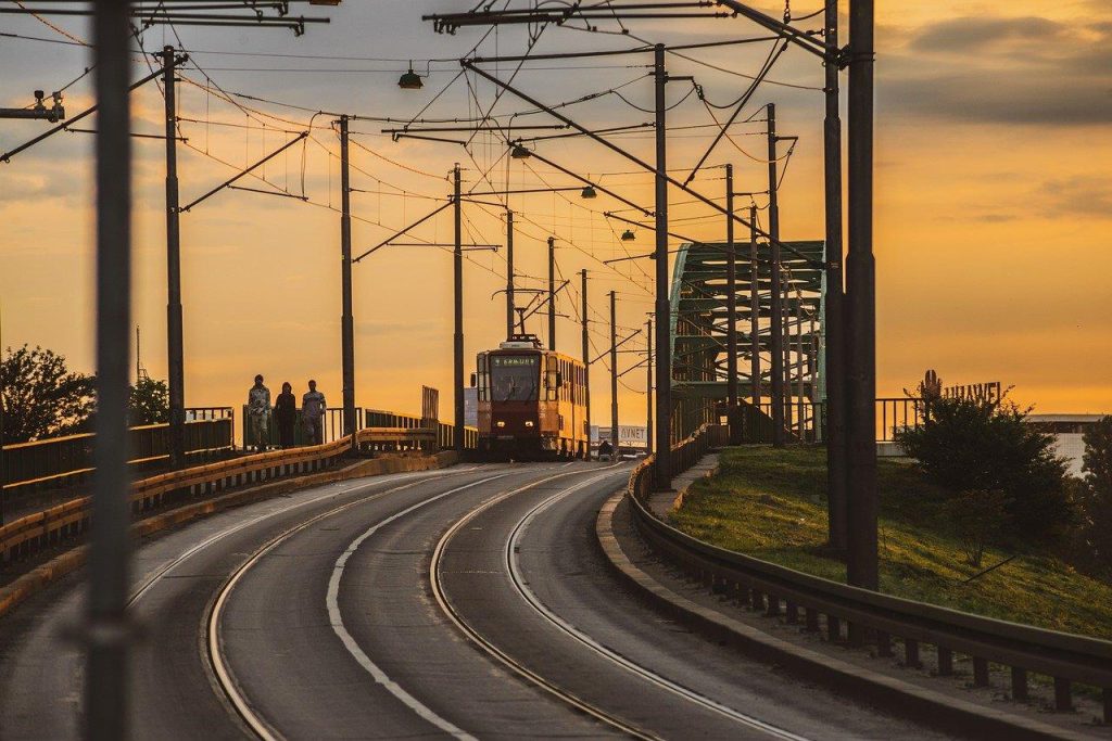 Transportrollen in een magazijn die goederen automatisch vervoeren op een rollenbaan