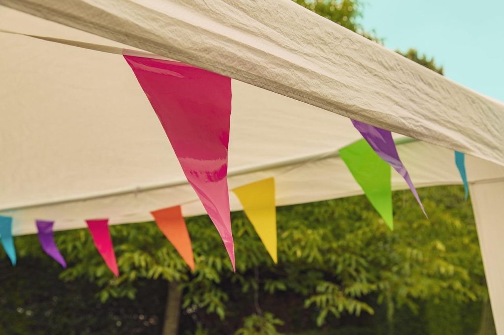 Stijlvolle partytent met verlichting en decoratie op een buitenfeest voor optimale sfeer en gastvrijheid