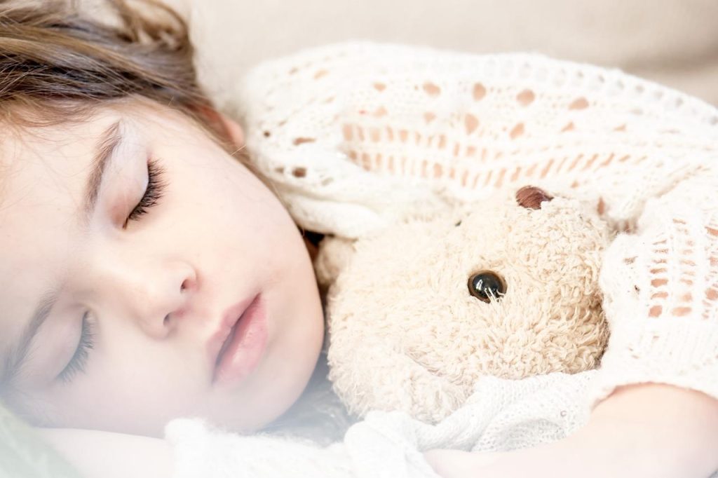 Illustratie van ergonomische technieken en verstelbare hoog-laag bedden voor comfortabele nachtrust voor zorgbehoevenden