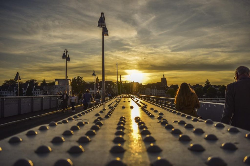Maastricht Ontwaakt: historische architectuur en moderne skyline van de stad waar cultuur en innovatie samenkomen