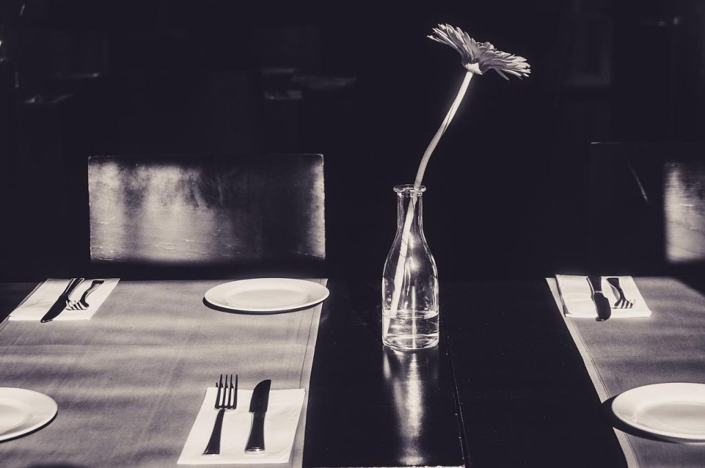 Culinaire schatten van Maastricht: sfeervolle straat met restaurants en traditionele Nederlandse gerechten