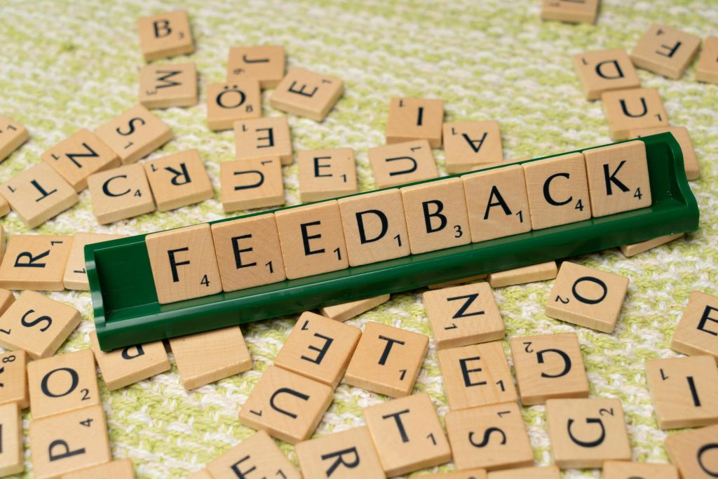 Visuele weergave van de voordelen van eerlijke feedback van klanten voor bedrijfsgroei en klanttevredenheid