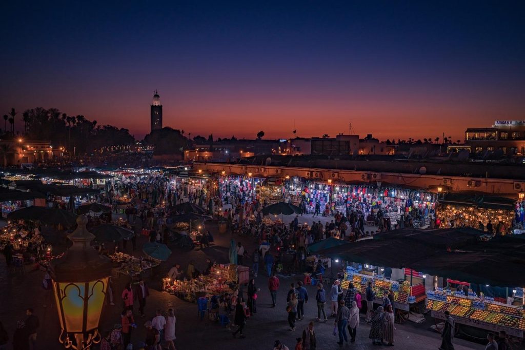 Rommelmarkt Maastricht met vintage antiek, kleding en handgemaakte producten in levendige sfeer