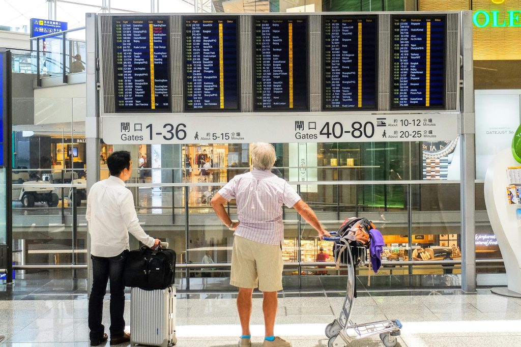 Reizigers die zich voorbereiden op een soepele reis naar de luchthaven met tips voor voorbereiding en inpakken