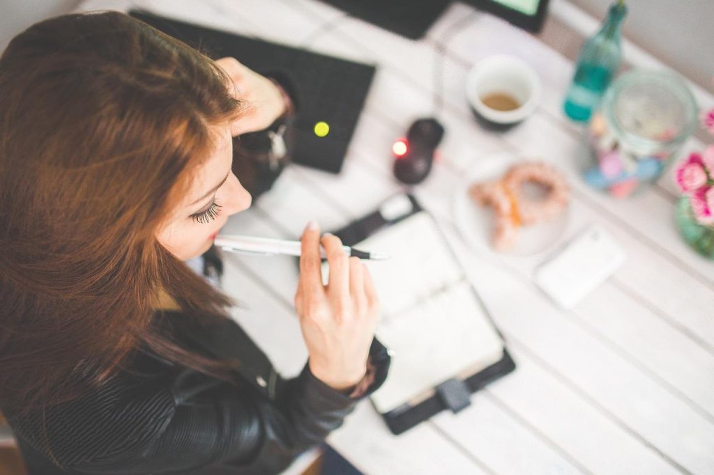 Professioneel ingerichte efficiënte thuiswerkplek met ergonomische stoel, bureau en goede verlichting voor maximale productiv