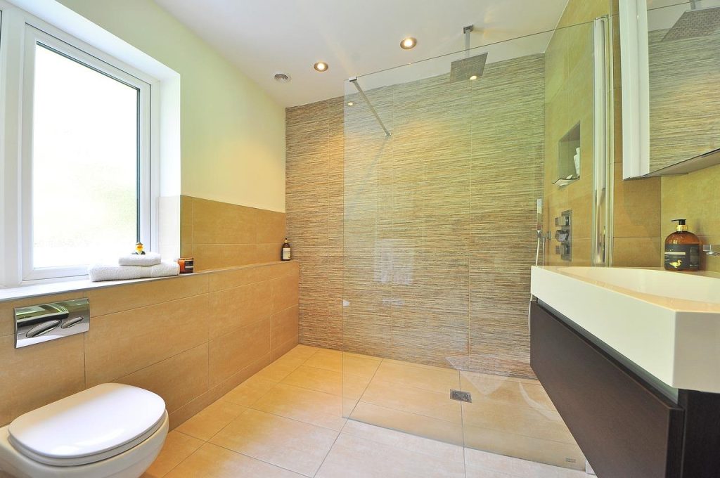 Slimme badkamerinnovaties inclusief LED-verlichting, waterbesparing en intelligente spiegels met displays