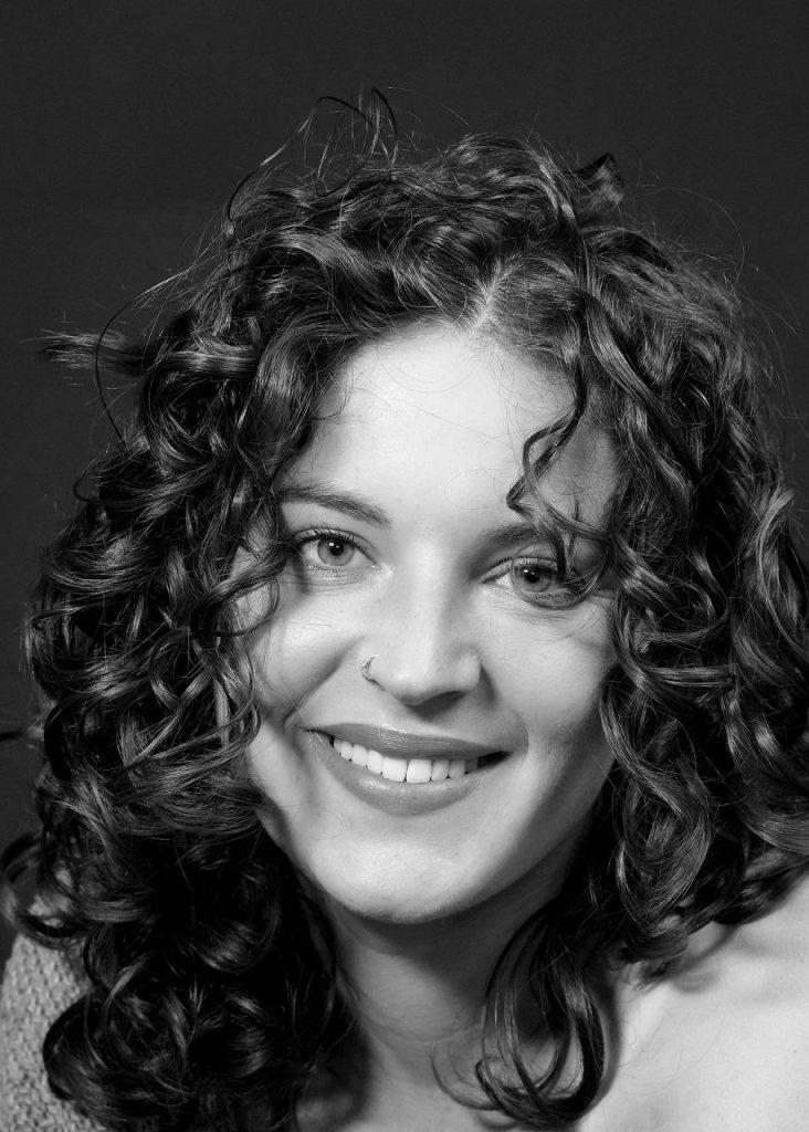 Essentiële producten en tools voor het zorgen voor jouw krullen: conditioner, gel en kam voor gezond krullend haar