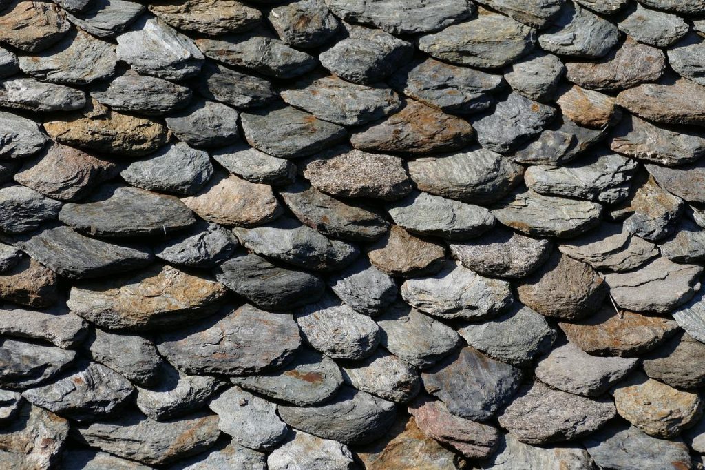 Visualisatie van nadelen van een verouderd dak met waterschade en isolatieproblemen