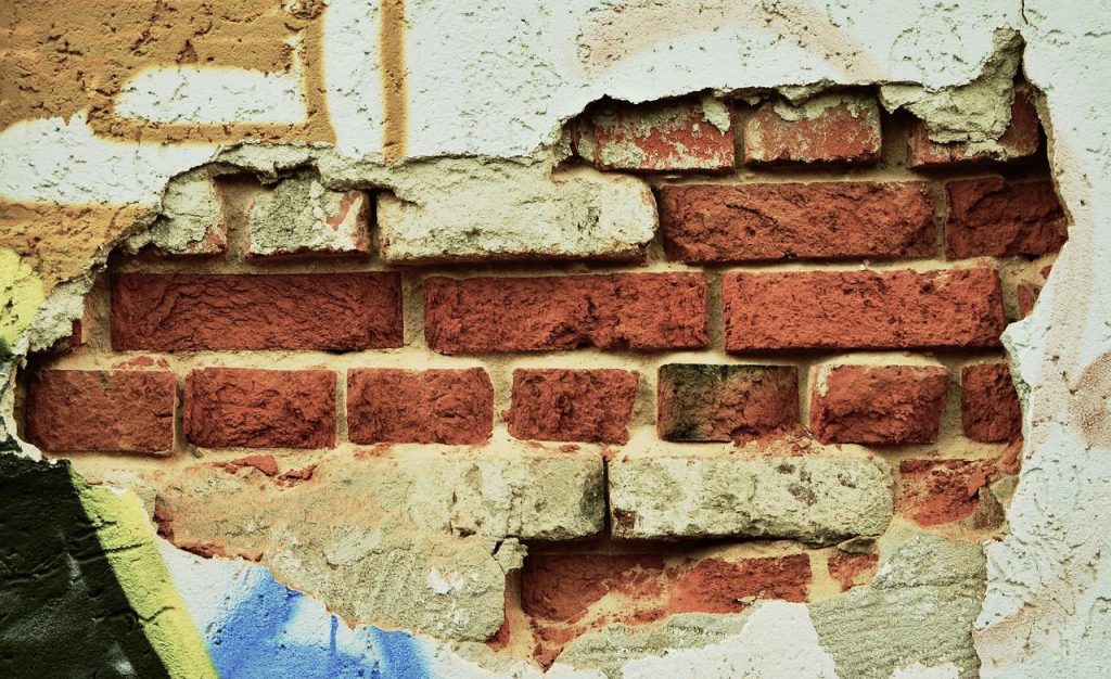 Illustratie van de meest voorkomende misverstanden over sloopwerk en professionele sloopwerkpraktijken