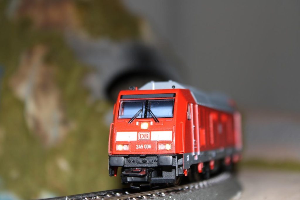 Trends in modeltreinen 2024: digitale besturingssystemen, duurzame materialen en gedetailleerde miniatuurwerelden