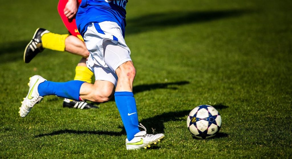 Voetbalfan met voetbalshirt van favoriete club als symbool van identiteit en trots